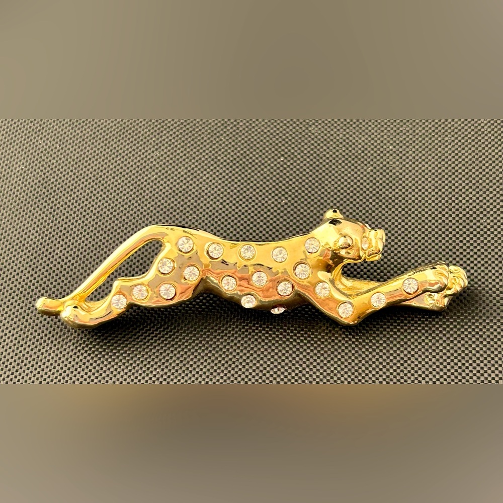 Vintage gold tone running leopard brooch/pin